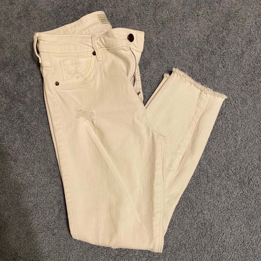 White ripped jeans (Abercrombie)